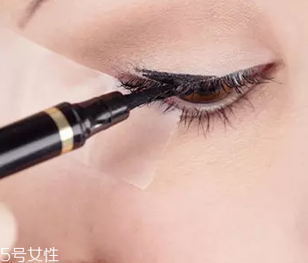 眼線眼尾怎么畫好看？用透明膠畫出優(yōu)美弧度