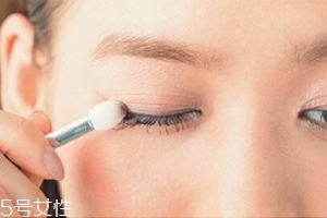 怎么樣畫(huà)內(nèi)眼線(xiàn)不暈染 用眼影粉和蜜粉打底