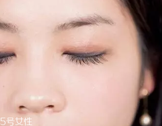單眼皮如何畫眼影？亮色眼影會制造車禍現(xiàn)場