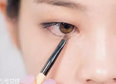 單眼皮如何畫眼影？亮色眼影會制造車禍現(xiàn)場