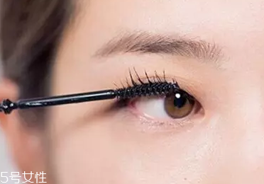 單眼皮如何畫眼影？亮色眼影會制造車禍現(xiàn)場