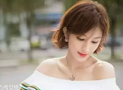 皮膚白的人染什么顏色的頭發(fā)好看？避免冷色調(diào)