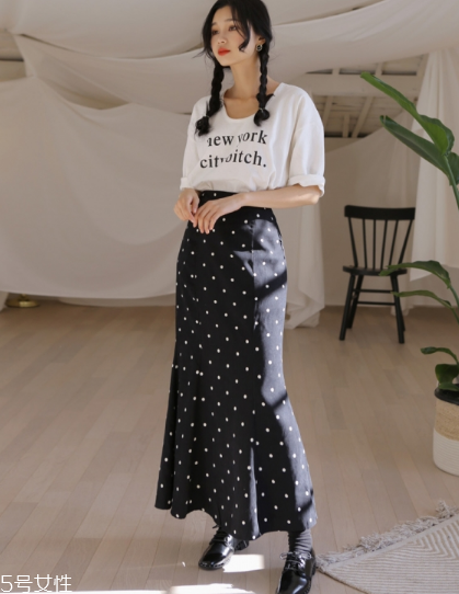 波點(diǎn)裙搭配什么上衣？復(fù)古混搭風(fēng)女王