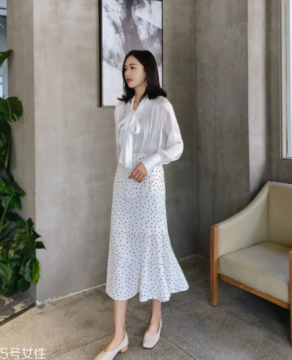 波點(diǎn)裙搭配什么上衣？復(fù)古混搭風(fēng)女王