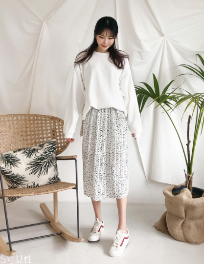 波點(diǎn)裙搭配什么上衣？復(fù)古混搭風(fēng)女王