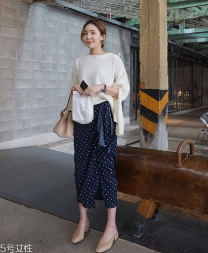 波點(diǎn)裙搭配什么上衣？復(fù)古混搭風(fēng)女王