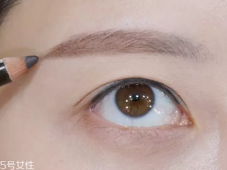 眉毛短怎么變長？畫眉大法拯救短眉星人