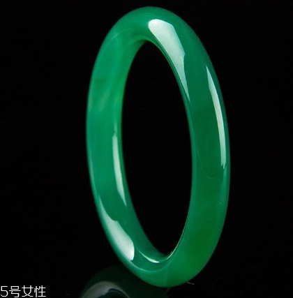綠水晶手鐲應(yīng)戴哪只手？左手更好