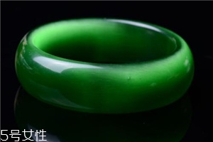 綠水晶手鐲應(yīng)戴哪只手？左手更好