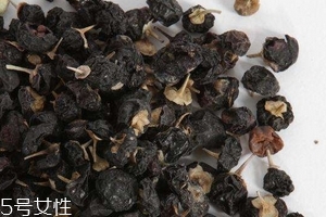 黑枸杞會泡成白色嗎？有這個可能