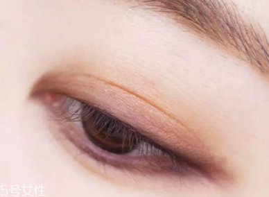 戴眼鏡怎么化妝好看？這么化妝比戴美瞳還美貌