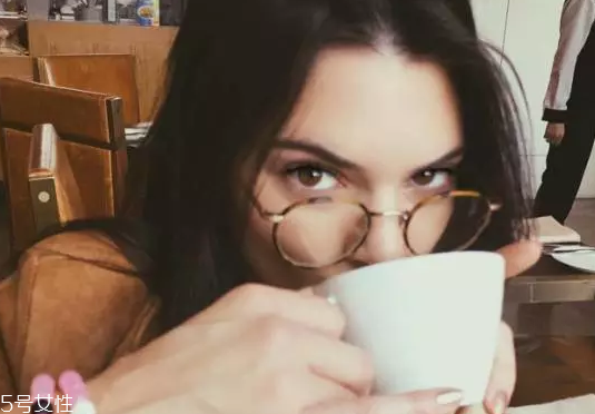 戴眼鏡怎么化妝好看？這么化妝比戴美瞳還美貌