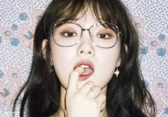 戴眼鏡怎么化妝好看？這么化妝比戴美瞳還美貌