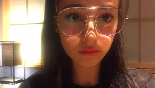 戴眼鏡怎么化妝好看？這么化妝比戴美瞳還美貌