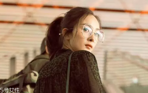 戴眼鏡怎么化妝好看？這么化妝比戴美瞳還美貌