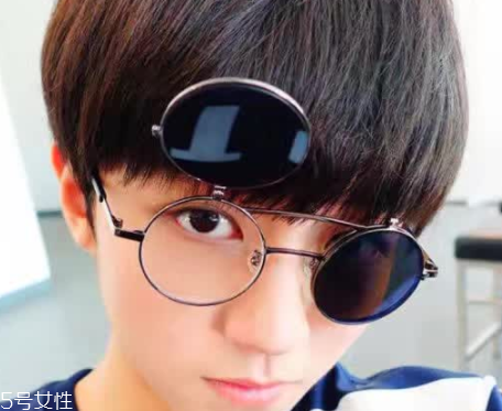 戴眼鏡怎么化妝好看？這么化妝比戴美瞳還美貌