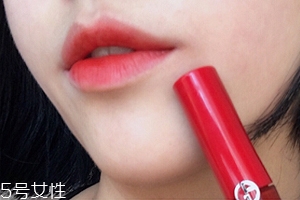 阿瑪尼405和雅詩(shī)蘭黛333哪個(gè)好？333誰(shuí)涂誰(shuí)好看