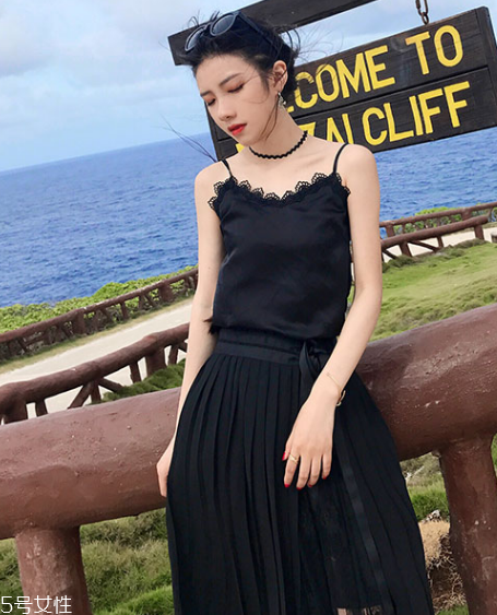 平胸穿什么衣服好看？性感的平胸穿搭