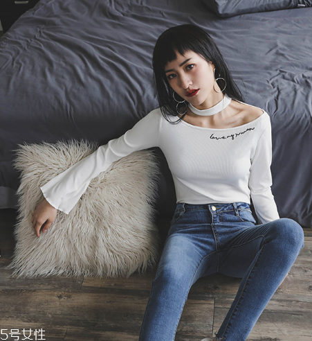 平胸穿什么衣服好看？性感的平胸穿搭