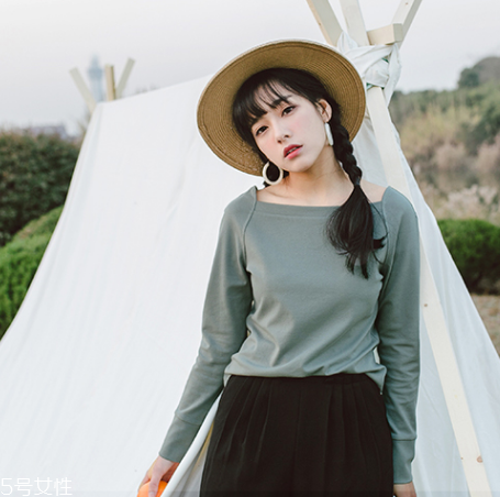 平胸穿什么衣服好看？性感的平胸穿搭