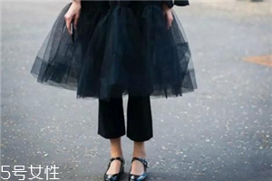裙子搭配褲子好看嗎？打開時(shí)尚的新方式