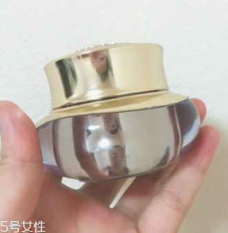面霜可以當眼霜嗎？年輕肌膚可以少量用