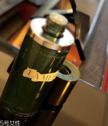 海藍之謎精萃液跟爽膚水有什么區(qū)別？用于爽膚水之后
