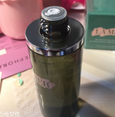 海藍之謎精萃液跟爽膚水有什么區(qū)別？用于爽膚水之后