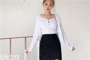 黑色短裙配什么上衣？基本款也能很時髦