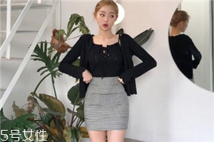 包臀短裙配什么上衣？撩人不止一點(diǎn)點(diǎn)