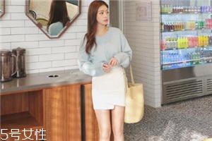 白色短裙配什么上衣好看？春日里的一抹清新