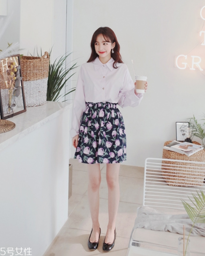 碎花短裙怎么搭配？與春天來一場甜美約會