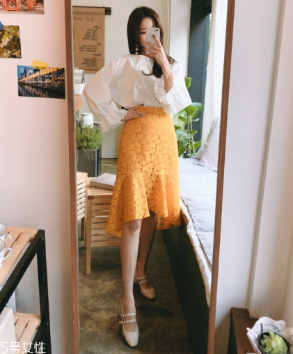 蕾絲半身裙配什么上衣好看？瞬間氣質(zhì)脫俗