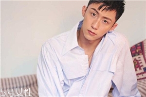 襯衫能貼身穿嗎？根據(jù)顏色深淺決定