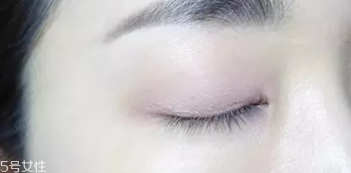 紫色眼影配什么口紅？配少女粉堪稱完美