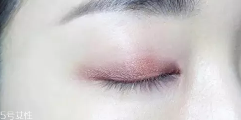 紫色眼影配什么口紅？配少女粉堪稱完美