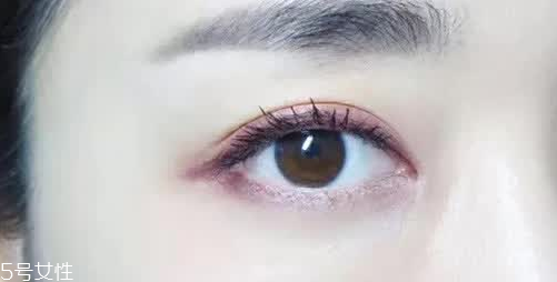 紫色眼影配什么口紅？配少女粉堪稱完美