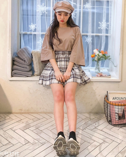 格子百褶裙配什么上衣？美翻整個(gè)春夏