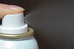 保濕噴霧可以噴頭發(fā)嗎？解決頭發(fā)干枯問題
