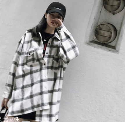 襯衫里面要穿衣服嗎？要看襯衫的面料顏色
