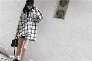 襯衫里面要穿衣服嗎？要看襯衫的面料顏色