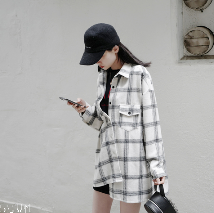 襯衫里面可以穿t恤嗎？淺色t恤可以穿