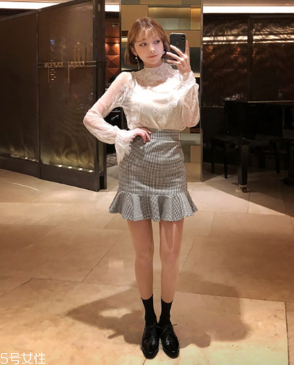 白色蕾絲上衣怎么搭配？女人味盡顯