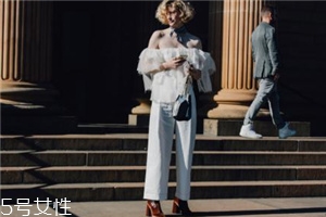 荷葉邊上衣配什么褲子？塑造浪漫小女人氣質(zhì)