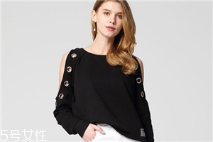 露肩上衣怎么搭配？屬于春天的小性感