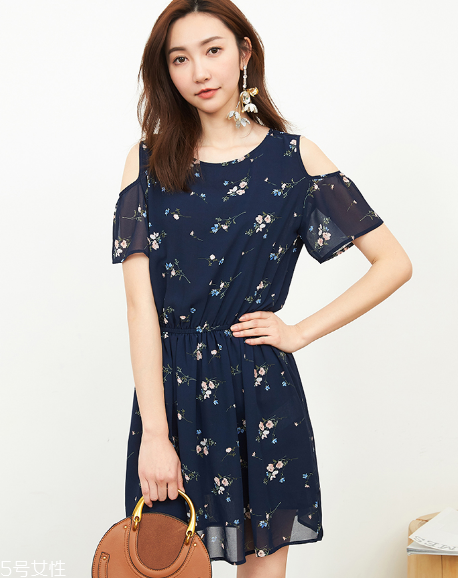 露肩上衣怎么搭配？屬于春天的小性感