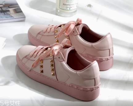 女式春夏運(yùn)動(dòng)鞋怎么挑？三種款式好搭又顯高