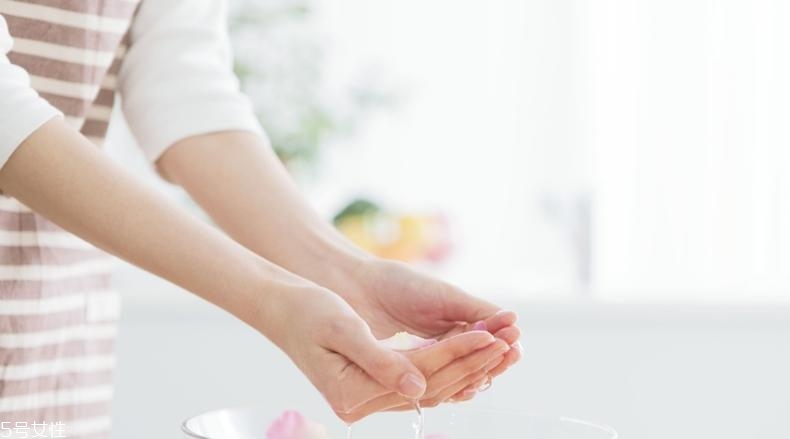 洗面奶洗后緊繃怎么回事？這6招讓你春季洗臉不拔干