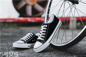 帆布鞋可以水洗嗎？帆布鞋應(yīng)該這樣洗