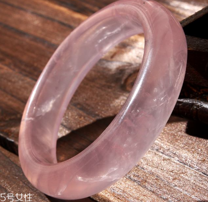 粉晶手鐲戴哪只手？左手才能發(fā)揮作用